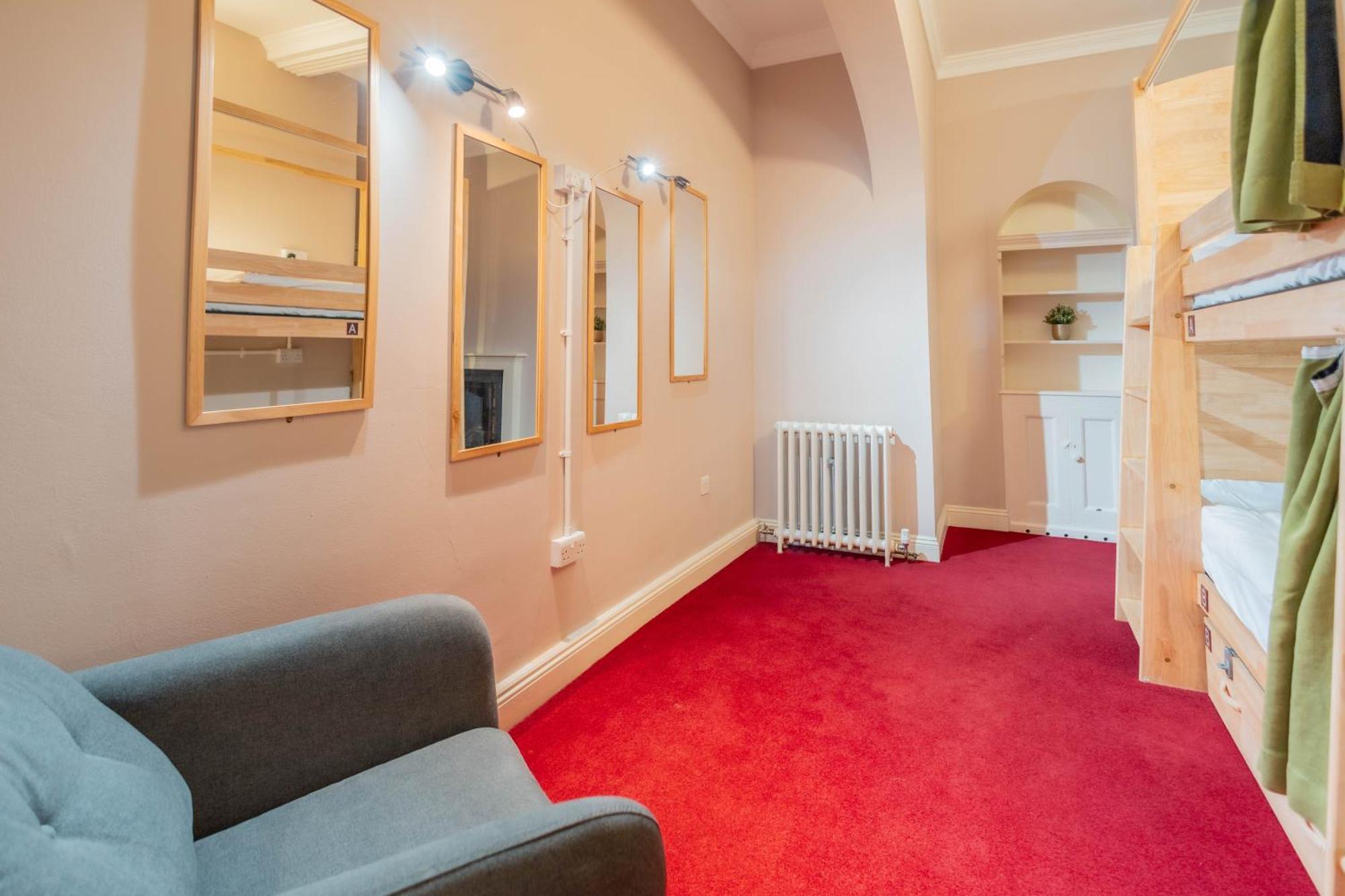 Posto Letto in Dormitorio Misto con 4 Letti
