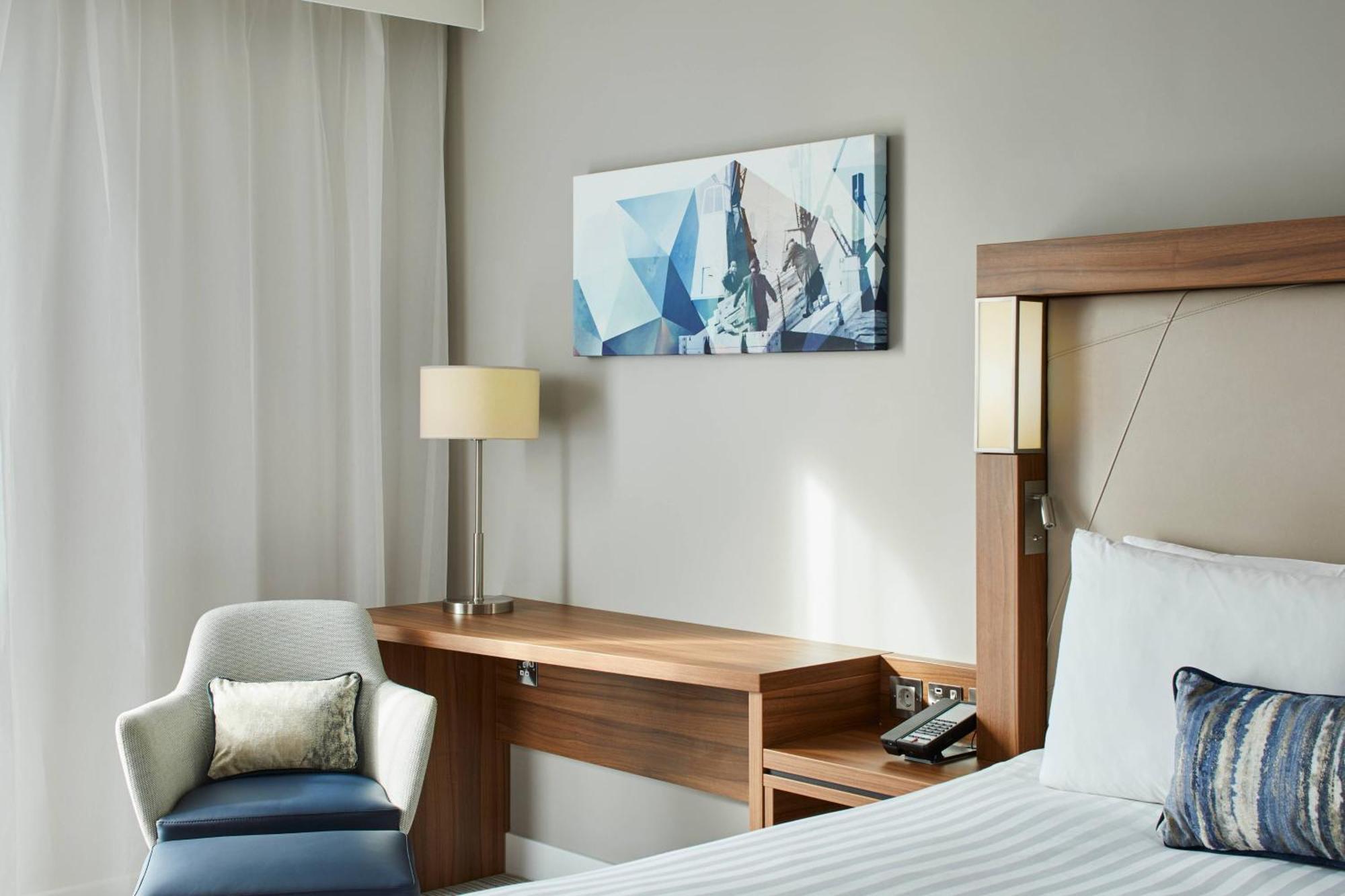 Guest room, 1 King, Runway view,1632320881:JPEG