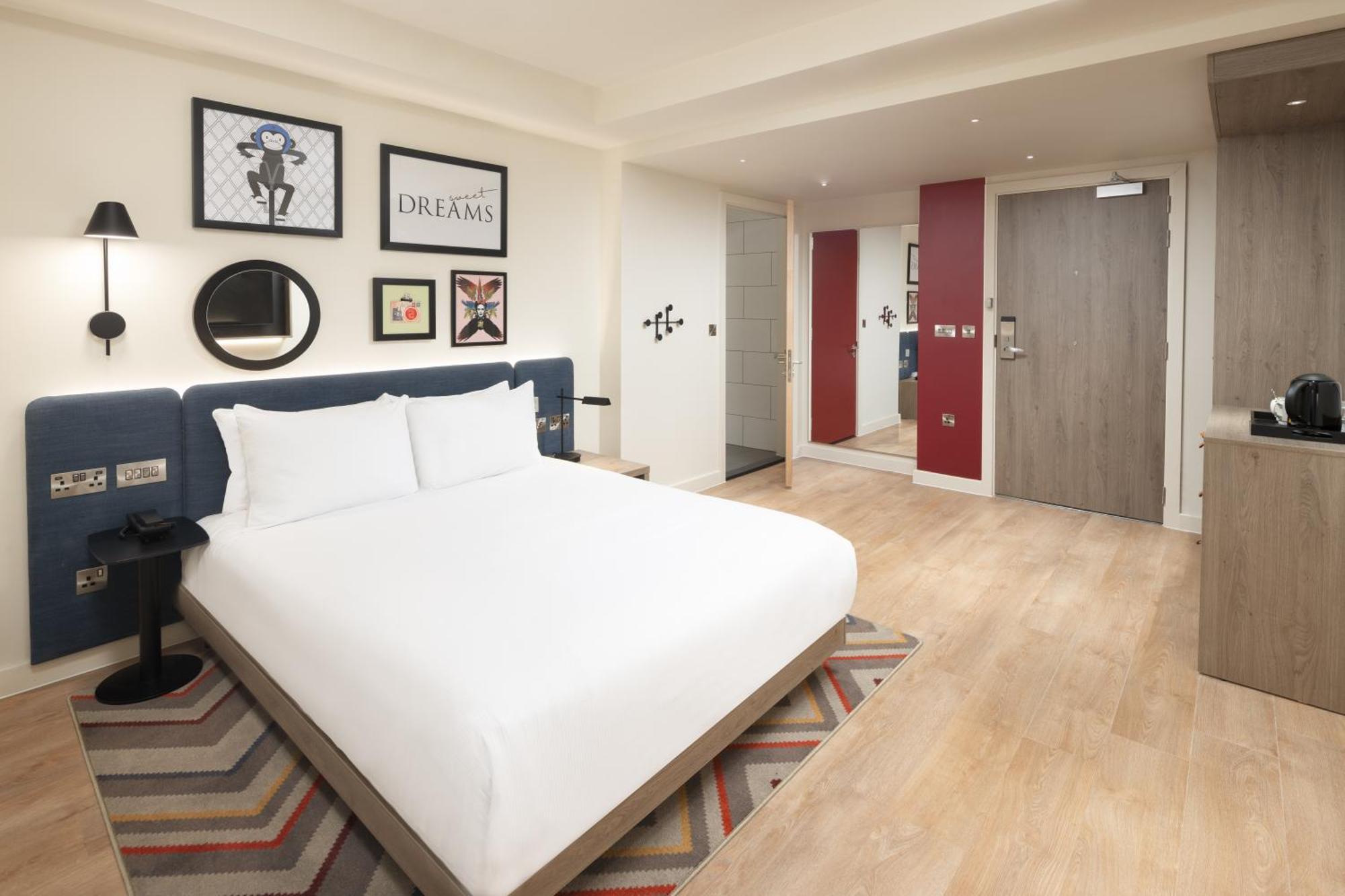 Queen Room Accessible