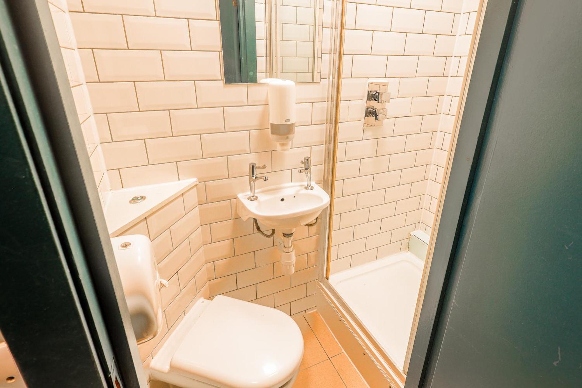 Posto Letto in Dormitorio Misto con 12 Letti e Bagno Privato
