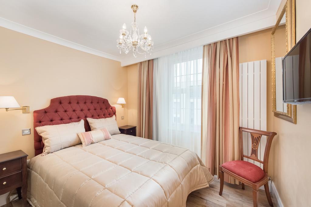 Deluxe Double Room Shower