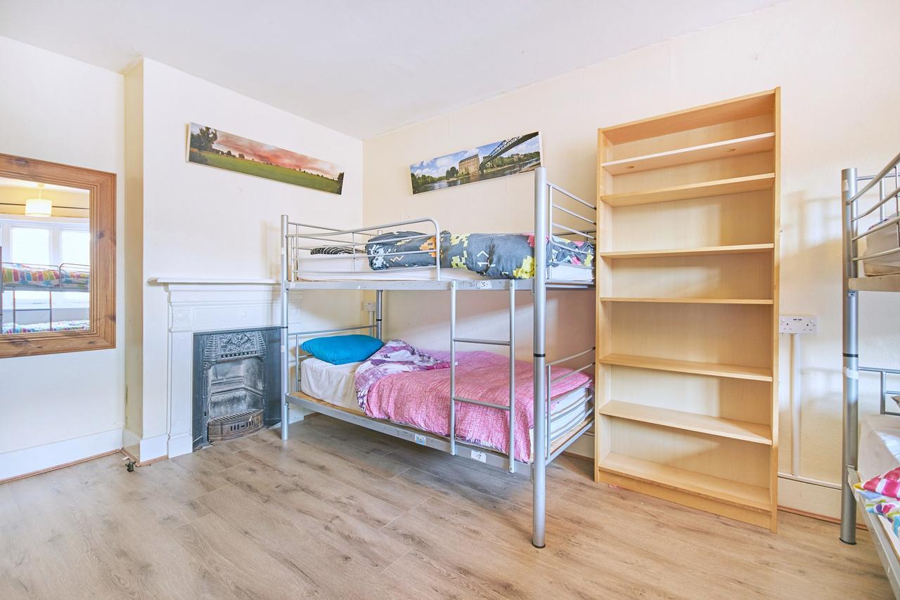 Letto Singolo in Dormitorio Femminile con 4 Letti