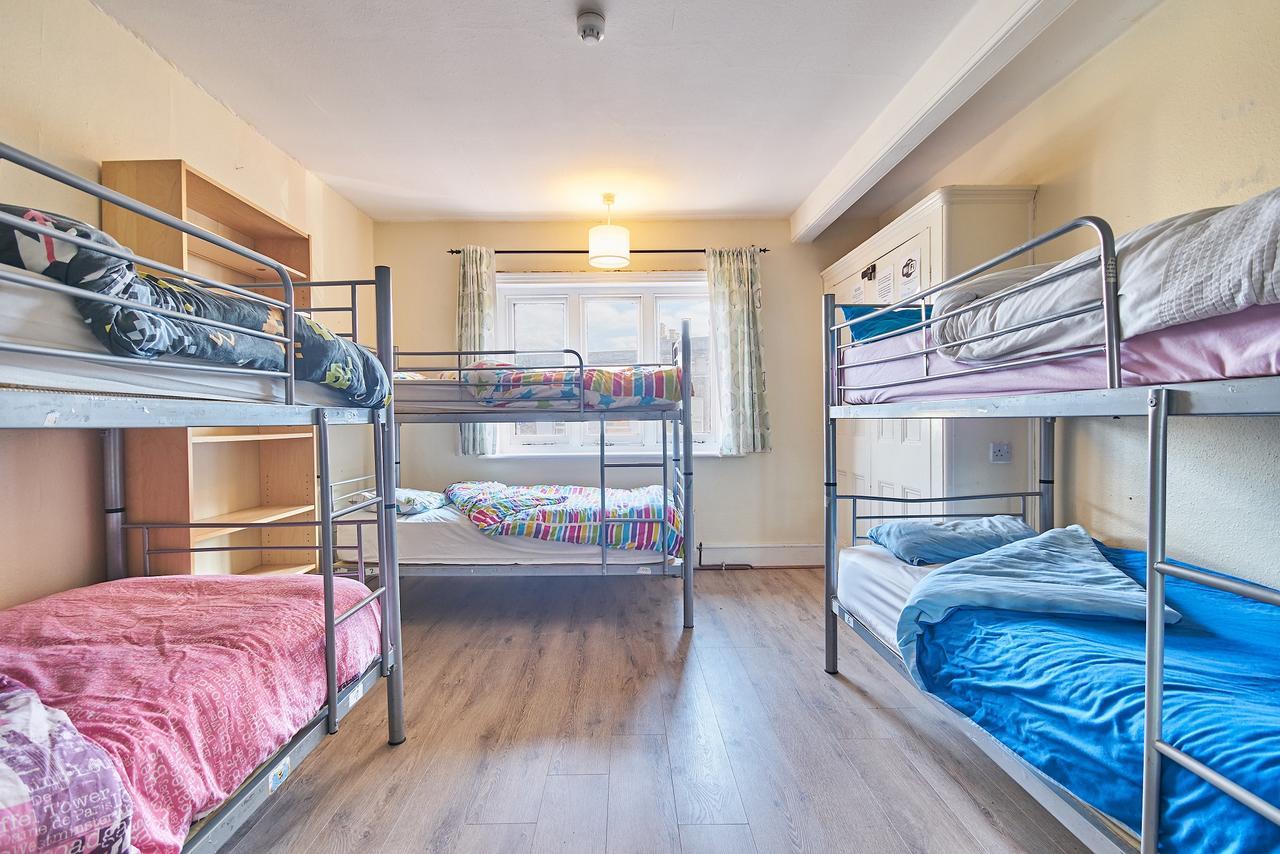 Posto Letto in Dormitorio Femminile con 6 Letti