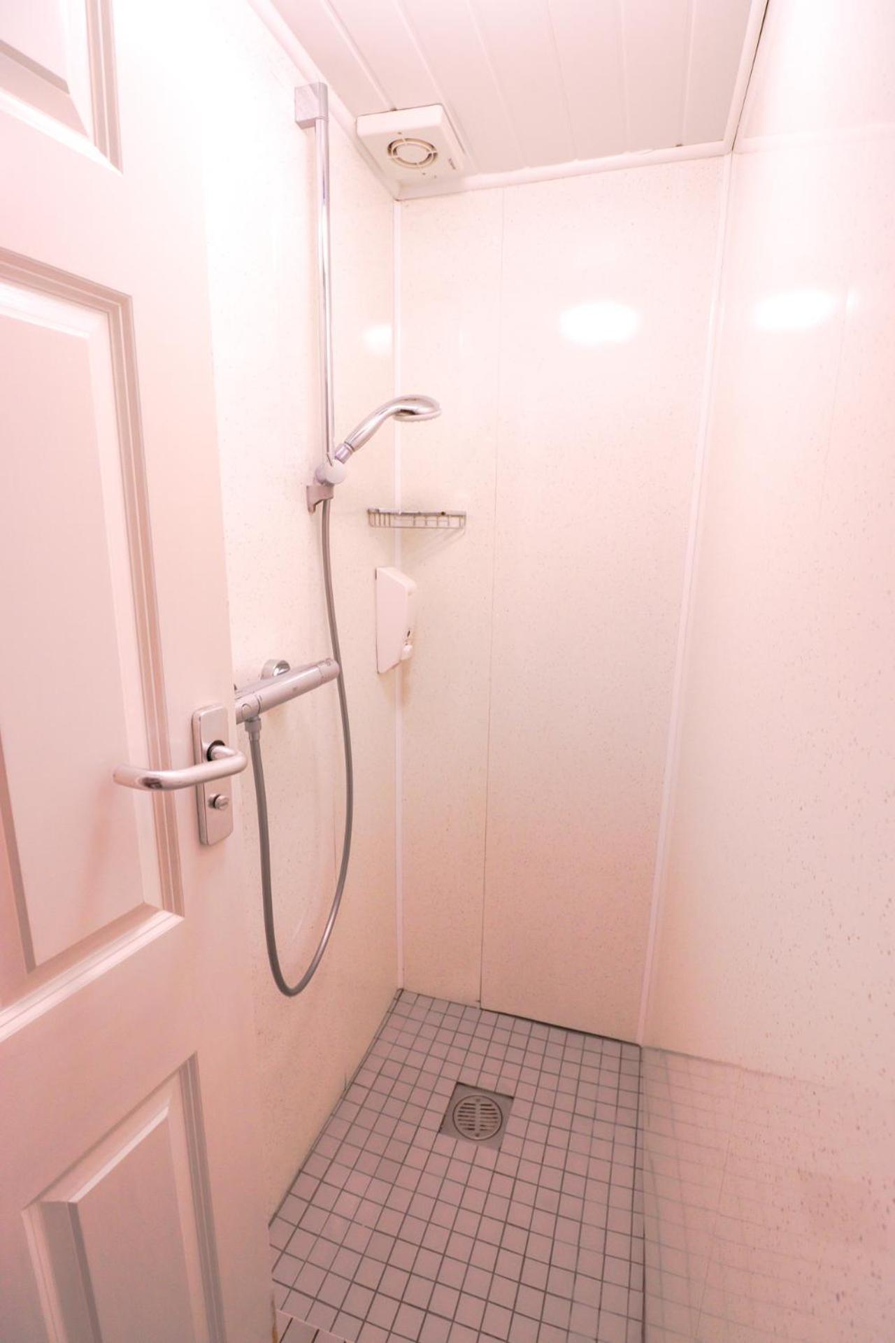 Camera Doppia con Letti Singoli e Bagno in Comune