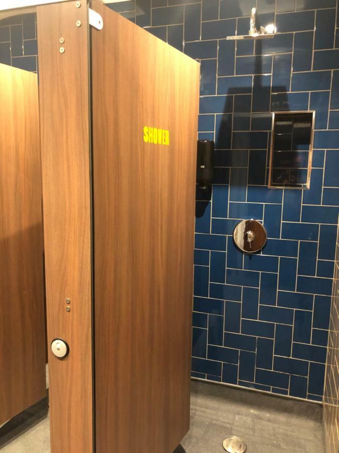 Posto Letto in Dormitorio Femminile con 9 Letti e Bagno in Comune