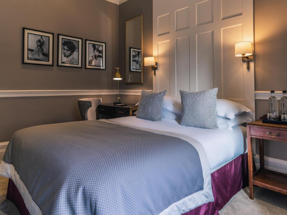 Superior Queen Room at 11 Cadogan Gardens